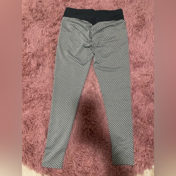 Booty lifting Leggings/ New without tags - Picture 3 of 5